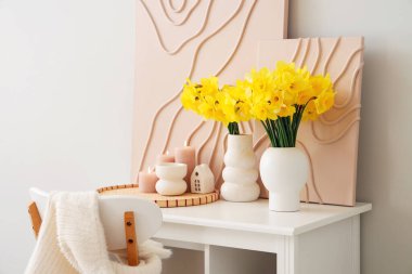 Masalı şık bir oda, narsist çiçeklerin resimleri ve buketleri.