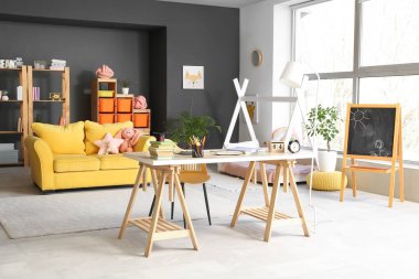 İş yeri, oyuncaklar ve sarı kanepeli güzel çocuk odasının içi.