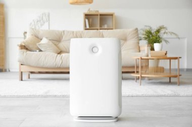 Güzel oturma odasında modern beyaz nemlendirici.