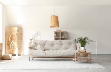 Rahat kanepesi, çiçekleri ve kahve masası olan güzel bir oturma odası.