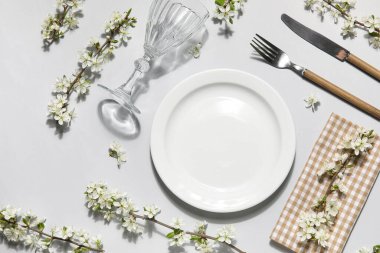 Gri arkaplanda filizlenen dalları olan güzel masa ayarları