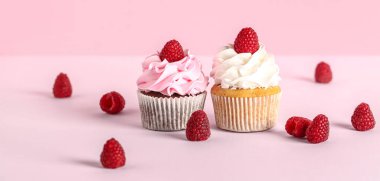 Nefis ahududu kekleri ve pembe arka planda taze böğürtlenler.