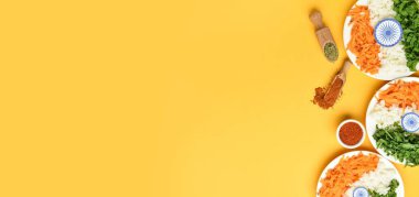 Hindistan bayrakları sarı zemin üzerinde yiyeceklerden yapılmıştır ve metin için yer vardır.