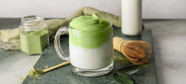 Bir bardak lezzetli dalgona matcha latte.