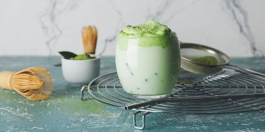 Lezzetli dalgona matcha latte masada cam içinde