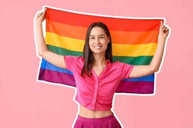 Pembe arka planda LGBT bayrağı olan mutlu genç bir kadın.