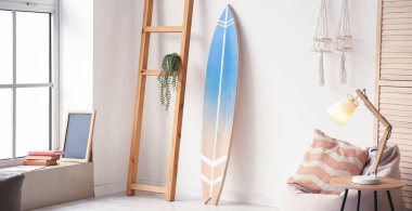 Sörf tahtası olan modern bir oda.