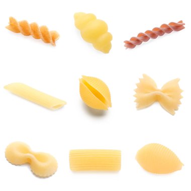 Beyaz arkaplanda çiğ makarna