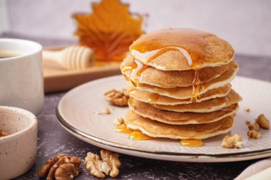 Masada fındık ve akçaağaç şurubuyla bir tabak lezzetli krep.