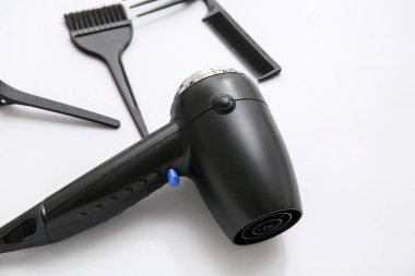 Açık arkaplanda saç kurutma makinesi, fırça ve tarak