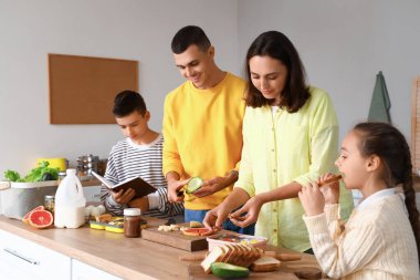 Mutfakta mutlu aile yemekleri