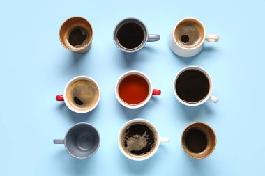 Mavi arka planda bir sürü sıcak kahve