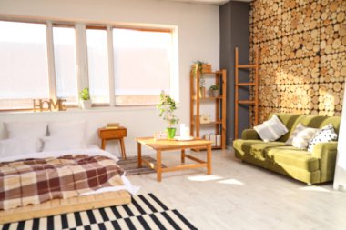 Kanepesi, masası ve penceresi olan bulanık bir yatak odası.