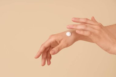 Renkli arka planda doğal kremi olan kadın elleri, yakın plan