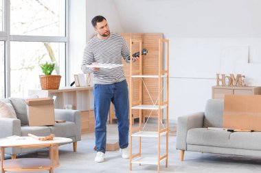 Evinde sondaj rafı ünitesi olan sorunlu bir genç adam.