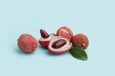 Mavi arka planda lezzetli litchi meyvesi