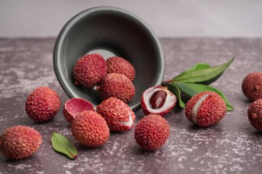 Arka planda lezzetli litchi meyvesi olan bir kase, yakın plan.