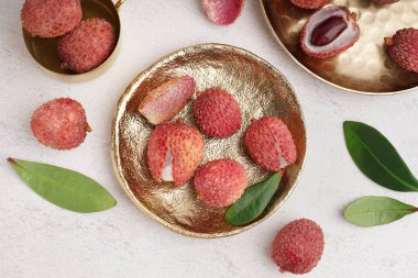 Hafif arka planda lezzetli litchi meyveli tabaklar