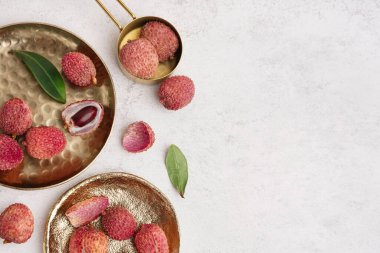 Hafif arka planda lezzetli litchi meyveli tabaklar