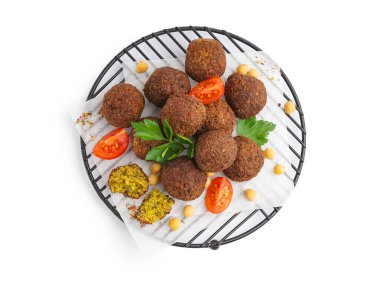 Beyaz arka planda nefis falafel topları, nohut ve domateslerin yanında dur.