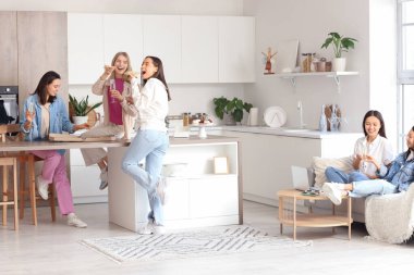 Mutfaktaki Pizzalı ve Şampanyalı Genç Kadınlar