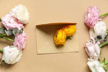 Bej arkaplanlı güzel ranunculus çiçekleri