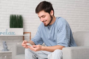 Evde glukometresi olan şeker hastası genç bir adam var.