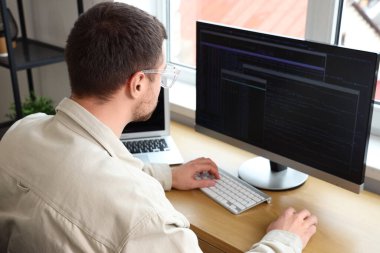Ofiste çalışan odaklı erkek programcı