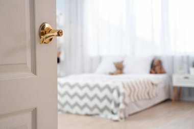 Oyuncaklarla dolu modern çocuk odası manzarası