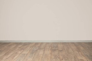 Işık duvarı manzarası ve boş odada yeni ahşap kaplama.