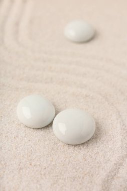 Japon kaya bahçesinde çizgileri olan kumdaki taşlar. Zen kavramı