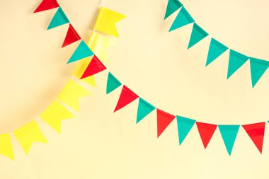 Festa Junina kutlaması için renkli arkaplanda parlak bayraklar