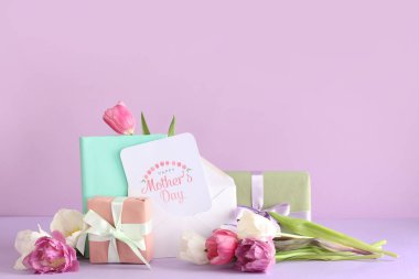 Mesajlı tebrik kartı Mutlu Anneler Günü, güzel laleler ve leylak arkaplanlı hediye kutuları