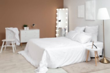 Yatak odası, rahat yatak odası ve ayna.