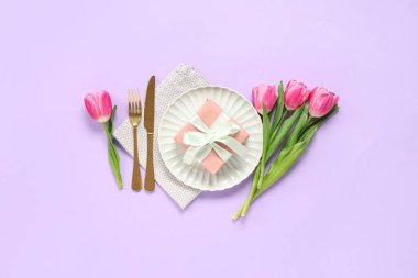 Laleli masa ayarları ve eflatun arkaplanlı hediye kutuları. Anneler Günü konsepti