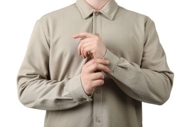 Beyaz arka planda bej yakalı genç bir adam.