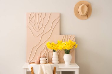 Masalı şık bir oda, narsist çiçeklerin resimleri ve buketleri.