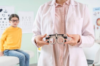 Klinikte deneme aşamasında olan kadın göz doktoru, yakın plan.