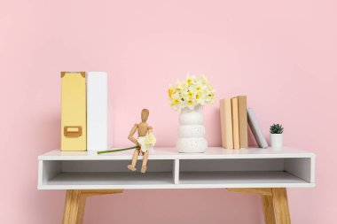 Süslü, güzel çiçekli vazo.