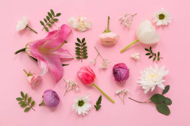 Pembe arka planda farklı çiçeklere sahip kompozisyon
