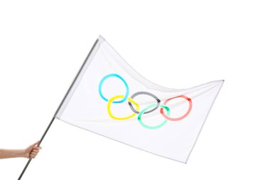 Beyaz arka planda Olimpiyat bayrağı taşıyan bir kadın el.