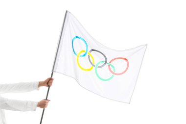 Beyaz arka planda Olimpiyat bayrağı taşıyan kadın eller