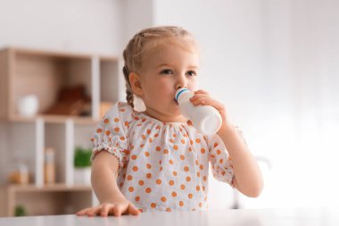 Sevimli küçük kız evde yoğurt içme