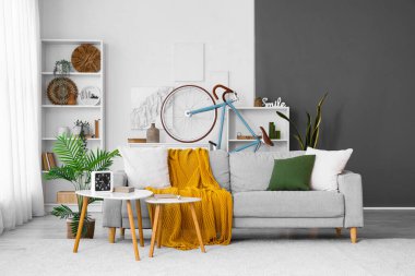 Rahat kanepesi, sehpası ve bisikleti olan bir oturma odası.