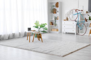 Rahat kanepesi, sehpası ve bisikleti olan bir oturma odası.