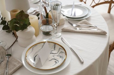 Düğün töreni için okaliptüs ve mumlarla dolu güzel bir masa, yakın plan.