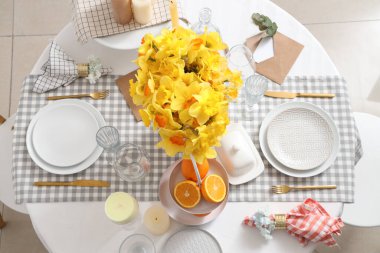 Düğün kutlaması için sarı nergislerle dolu güzel bir masa.