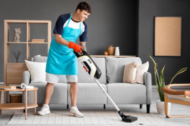 Genç adam evde halı yıkama