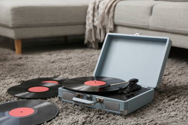 Odada bir sürü diski olan bir kayıt cihazı.