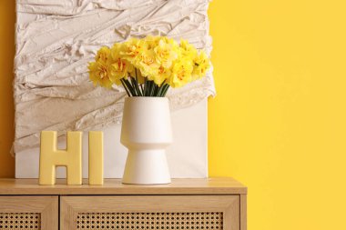 Oturma odasında nergis çiçekli çekmeceler.